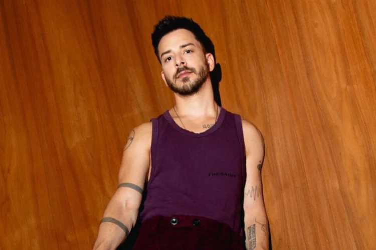 Junior Lima, irmão de Sandy, tem plateia vazia em show e vira alvo de piadas