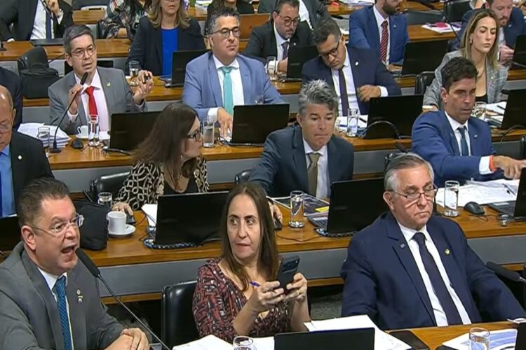 Sóstenes Cavalcante chama governistas de “hipócritas” e provoca confusão em CPMI do INSS