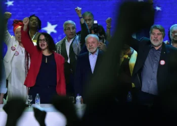 Em meio a ameaças dos EUA, Lula defende a Venezuela e rechaça interferência