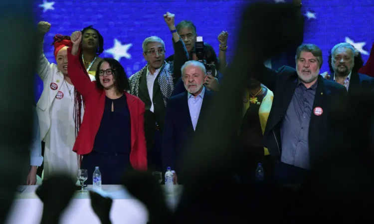 Em meio a ameaças dos EUA, Lula defende a Venezuela e rechaça interferência