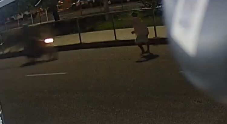 Homem aparentemente embriagado é atropelado por motocicleta na Av. 18, na Cidade Nova VII