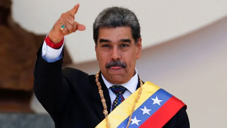 Maduro transforma venezuelanos em espiões: novo app manda população vigiar vizinhos 24h por dia