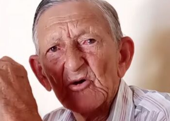 Idoso com Alzheimer pergunta à filha por que não trabalha e vídeo emociona