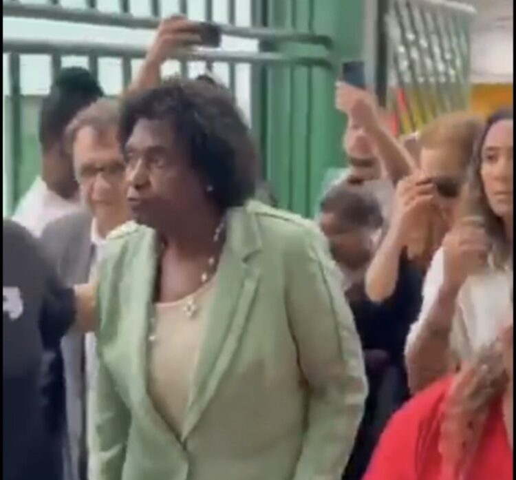 Autoridades ligadas ao governo Lula visitam o Morro do Alemão, onde a polícia só consegue com blindados