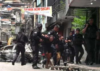 Quase 90% dos moradores de favelas do Rio apoiam operação contra o CV, diz AtlasIntel