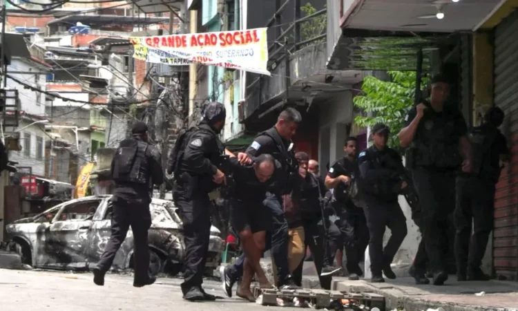 Quase 90% dos moradores de favelas do Rio apoiam operação contra o CV, diz AtlasIntel