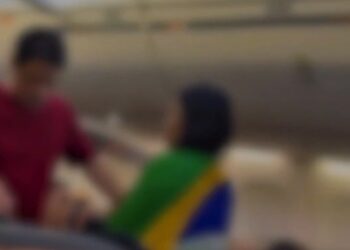 Mulher com bandeira do Brasil diz que não viaja com petistas e é expulsa de avião