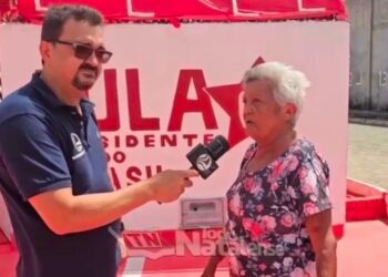 Idosa fanática por Lula no interior do RN apedreja comércio, solta rojão e atinge criança; Ela afirma ter sido agredid@