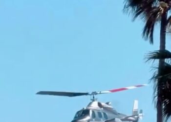 Helicóptero perde controle e cai em praia popular da Califórnia, nos EUA