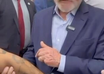 Homem tatua rosto de Lula como forma de agradecimento pelos filhos terem se tornado doutores