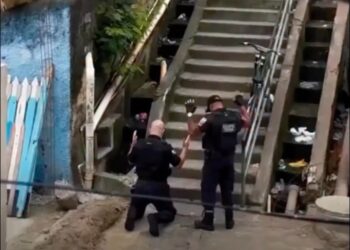 Vídeo mostra policiais orando em meio ao fogo cruzado durante operação no Rio