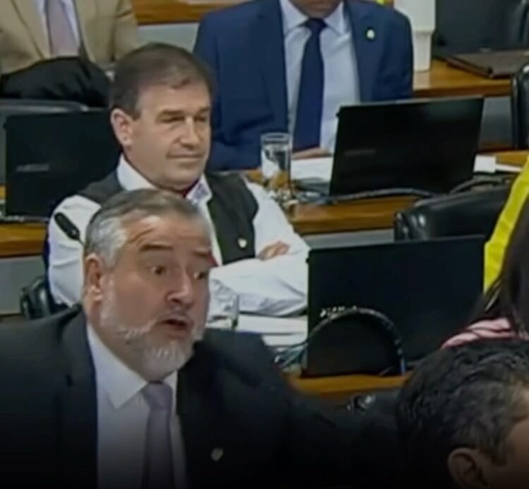 Presidente da CPMI do INSS reage a grito de deputado petista: “Não suba o tom”