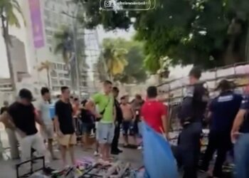 Ambulante chora ao ver mercadorias sendo levadas e danificadas por fiscais da Prefeitura