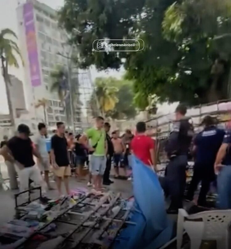 Ambulante chora ao ver mercadorias sendo levadas e danificadas por fiscais da Prefeitura