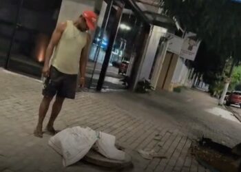 Homem impede furto e manda ladrões irem embora, no centro