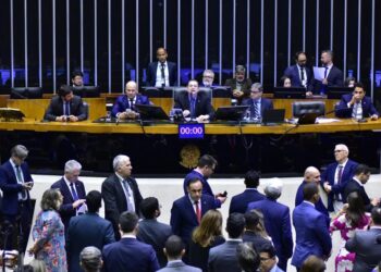 Câmara dos deputados aprova urgência para votar projeto que cria bancada cristã