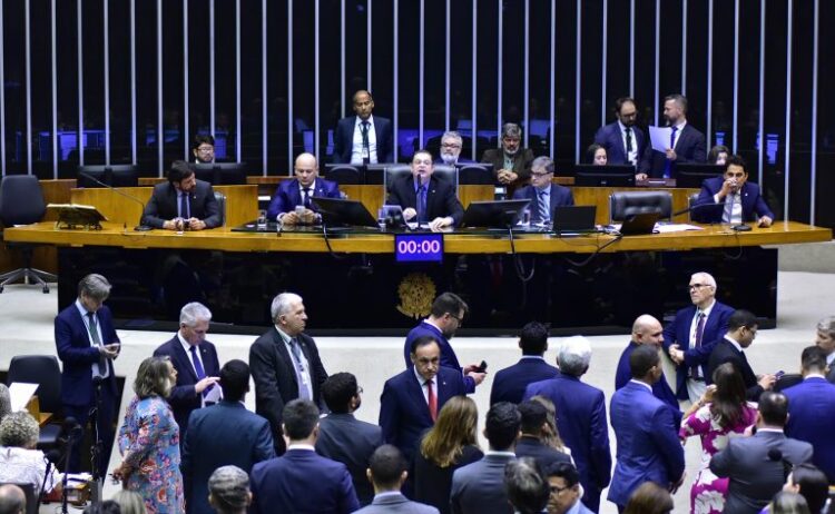 Câmara dos deputados aprova urgência para votar projeto que cria bancada cristã
