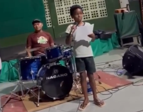 Estudante emociona a internet ao cantar “Oh Happy Day” durante ensaio natalino em Marabá