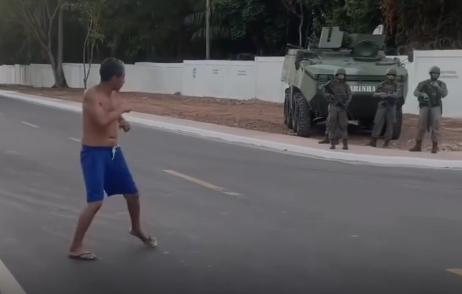 Homem chama fuzileiros navais para a briga em Outeiro e cena viraliza
