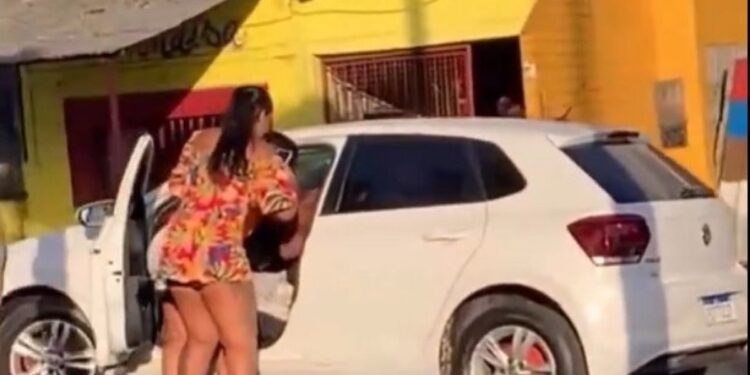 Mulher surpreende marido ao flagrá-lo deixando motel com amante e confusão toma conta de avenida em Salvador