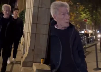 Estilista Calvin Klein, de 83 anos, quase cai ao chegar a evento enquanto namorado entra sem sequer olhar para ele