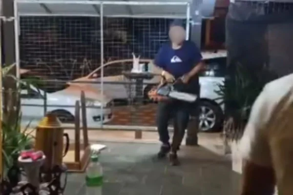 Homem invade bar e ame@ça clientes com motosserra no interior de São Paulo