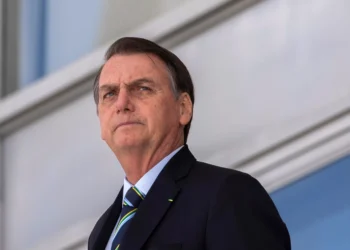 Manifestantes comemoram prisão de Bolsonaro com champanhe e provocam tensão em frente à PF