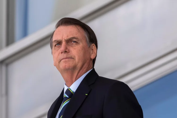 Manifestantes comemoram prisão de Bolsonaro com champanhe e provocam tensão em frente à PF