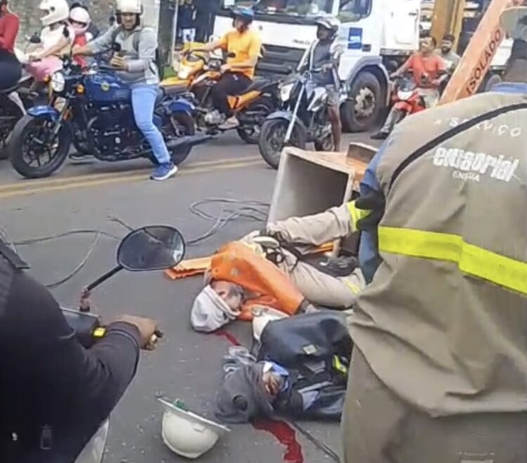 Desabamento de braço mecânico deixa técnicos gravemente ferid0s