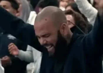 Absolvido, Daniel Alves é filmado pregando em culto: “Fiz uma aliança com Deus”