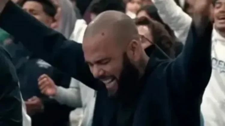 Absolvido, Daniel Alves é filmado pregando em culto: “Fiz uma aliança com Deus”