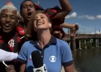 Repórter da Globo desabafa após ter cabelo puxado ao vivo por torcedores: “Foi agressão”