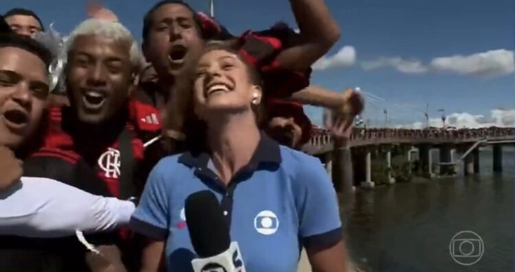 Repórter da Globo desabafa após ter cabelo puxado ao vivo por torcedores: “Foi agressão”