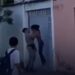 Policial tira mulher do chão pelo pescoço e a joga contra portão