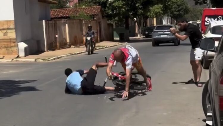Jovem pede para filmar manobra de bicicleta e acaba atropelando o cinegrafista improvisado