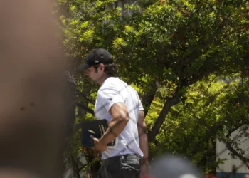 De chinelo e com Bíblia na mão, dono do Banco Master deixa a prisão com tornozeleira eletrônica após 11 dias preso