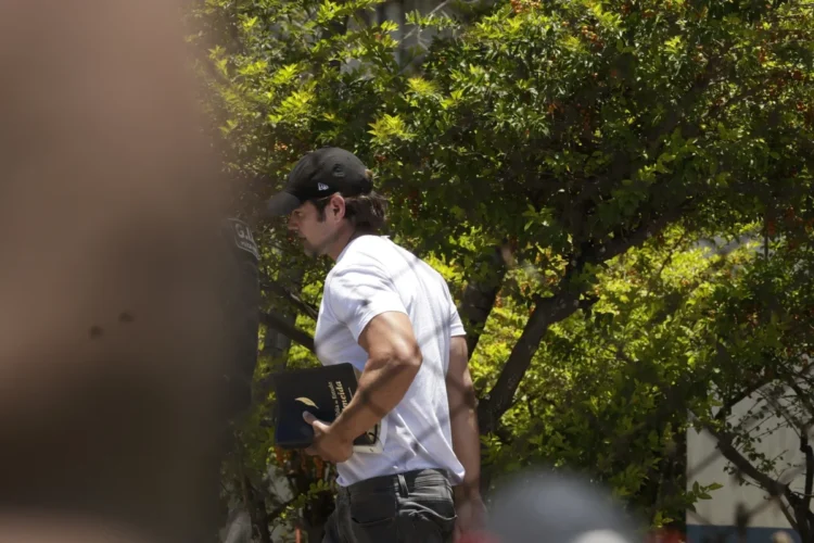 De chinelo e com Bíblia na mão, dono do Banco Master deixa a prisão com tornozeleira eletrônica após 11 dias preso