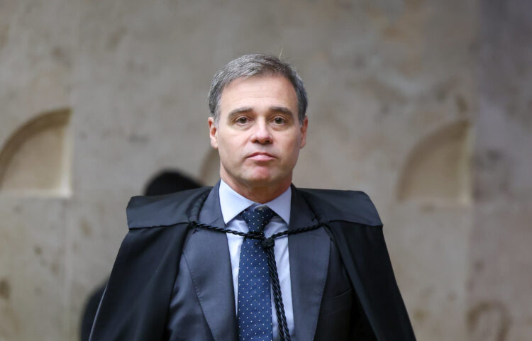Mendonça critica STF ‘ativista’ e ‘escalada de benefícios financeiros’ para juízes