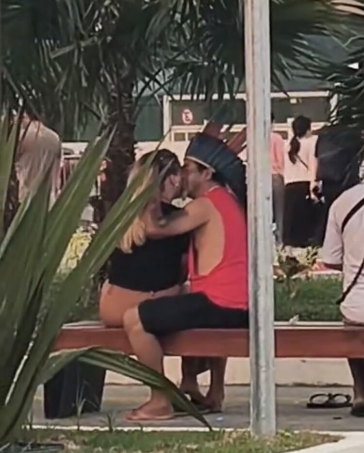 Indígena viraliza ao ser flagrado em momento romântico durante a COP30, em Belém