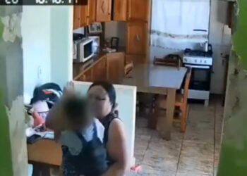 Babá é flagrada por câmera de segurança escondida agredindo criança de 2 anos em Curitiba