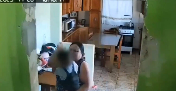 Babá é flagrada por câmera de segurança escondida agredindo criança de 2 anos em Curitiba