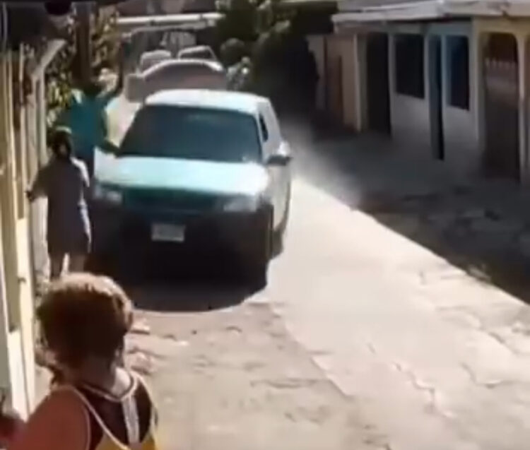 Motorista tenta jogar carro contra bandido mas acaba atropelando vítima do assalto
