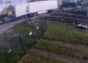 Trem atinge caminhão carregado de peras e espalha frutas pelos trilhos na Holanda
