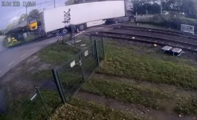 Trem atinge caminhão carregado de peras e espalha frutas pelos trilhos na Holanda