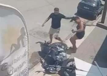 Homem derruba portão, invade clínica de estética e retira mulher puxando pelos cabelos