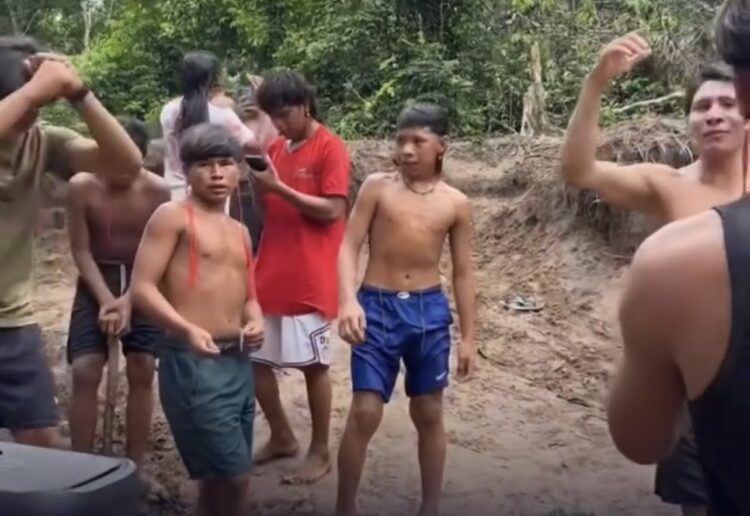 Indígenas dançam funk em aldeia e vídeo gera debate nas redes
