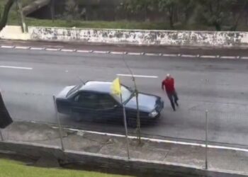 Carro começa a incendiar e condutor entra em pânico. Motoristas ajudam e evitam o pior