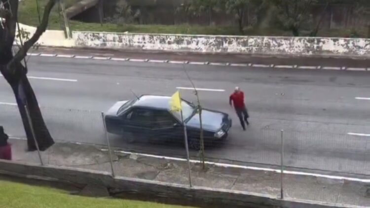 Carro começa a incendiar e condutor entra em pânico. Motoristas ajudam e evitam o pior