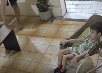 Criança com paralisia cerebral emociona ao conseguir se movimentar e momento é visto como milagre