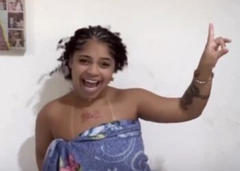 Mulher grava ‘arrume-se comigo’ antes de atualizar cadastro no CRAS